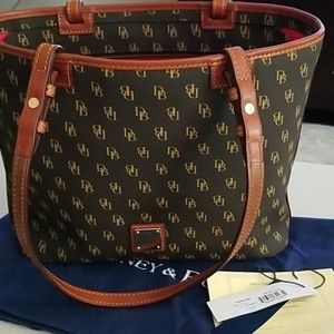 Dooney&Bourke Brown Tmoro Small Leisure Shopper